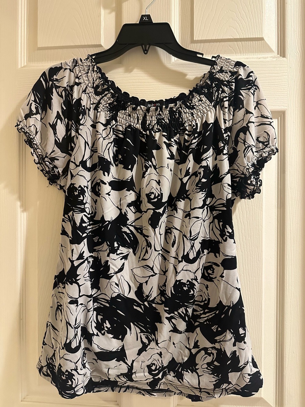 Large Women’s Black & White Floral Smocked Neck Top